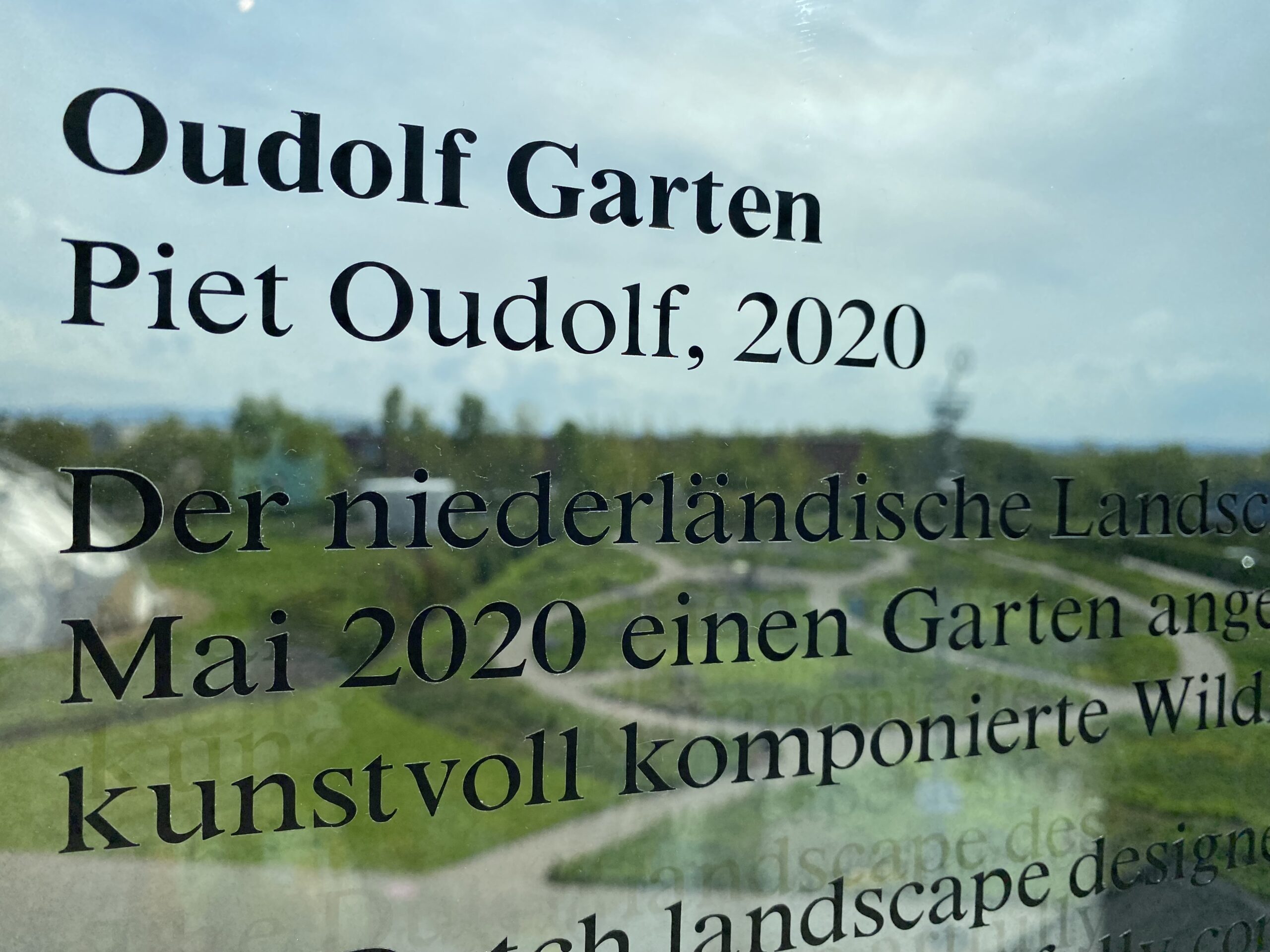 Blick auf Piet Oudolf Garten durch Fensterscheibe