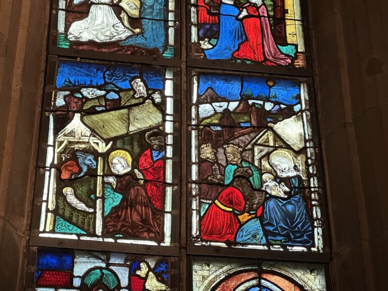 Kirchenfenster mit Krippenszene im Ulmer Münster