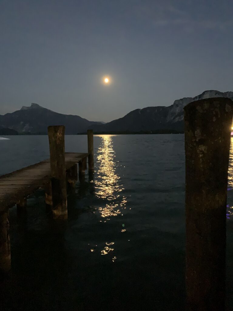 Mond spiegelt sich im See