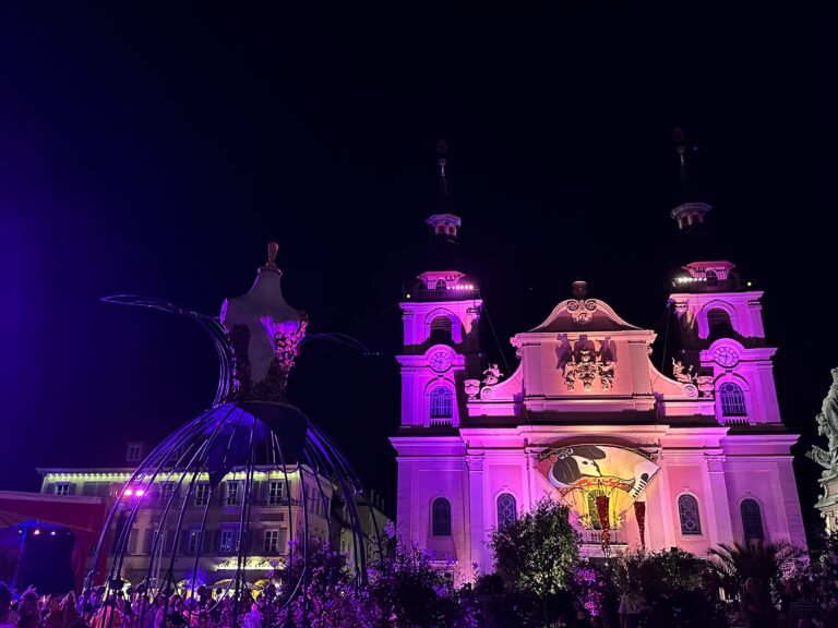 beleuchtete Kirche bei Venezianischer Messe in Ludwigsburg